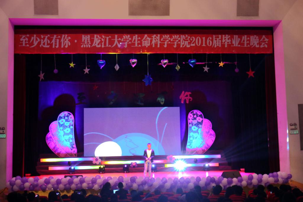 第十九届学生会主席邵为佳带来歌曲《年少有你》