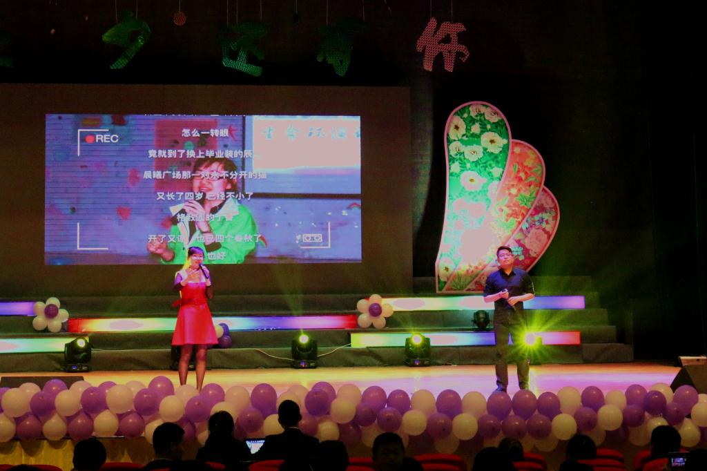 刘祺老师和李传英老师带来歌曲《至少还有你》