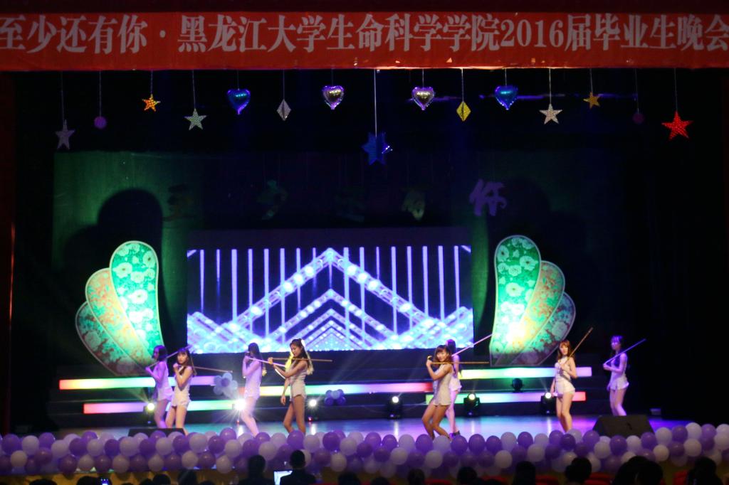 舞蹈《worth it》点染了整场的气氛